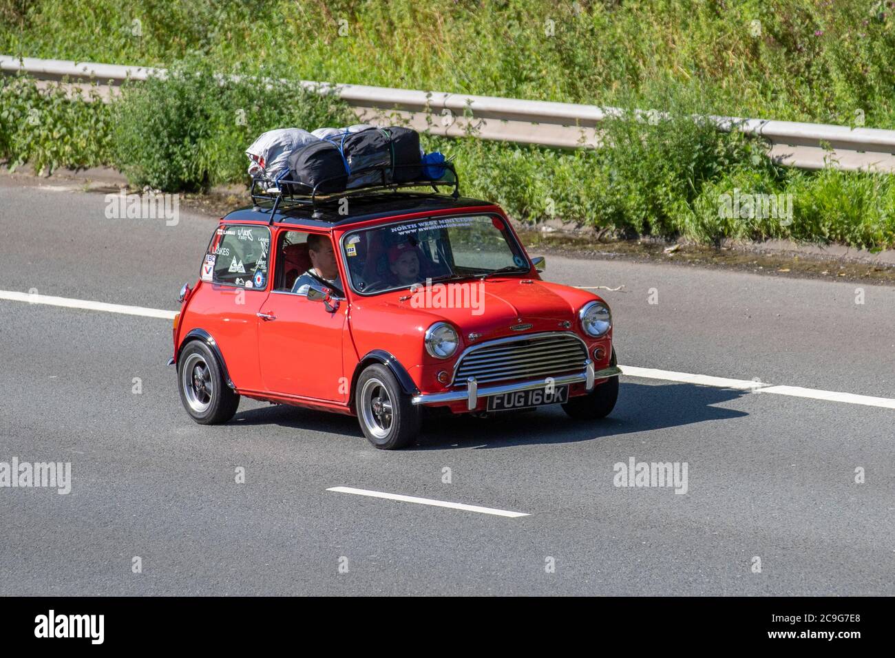 1972 70s 1380cc Benzin rot Morris Mini Auto; Fahrzeug Verkehr Moving Fahrzeuge, 1970s Autos Fahren Fahrzeug auf britischen Straßen, Motoren, Fahren auf der Autobahn M6 Netz. Stockfoto