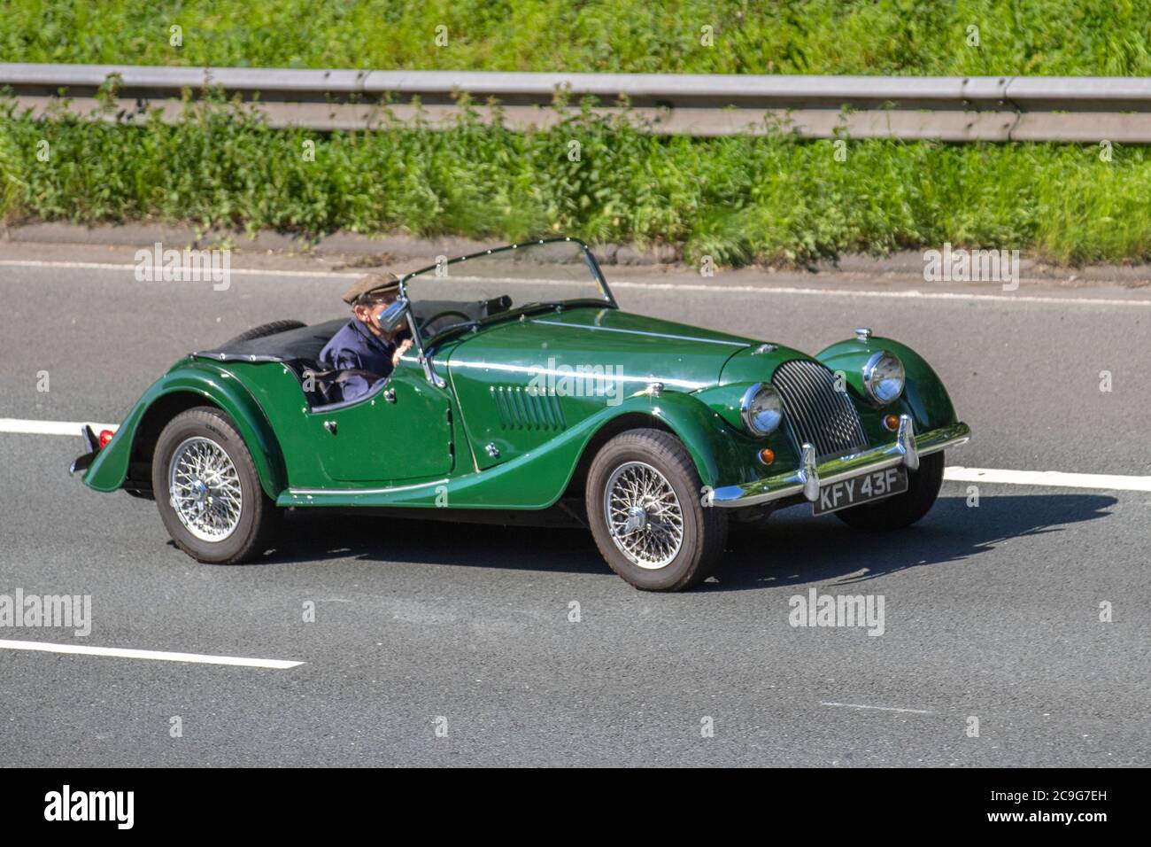 1968 Racing Green Morgan; Fahrzeugverkehr Fahrzeuge, Autos, die Fahrzeuge auf britischen Straßen fahren, Motoren der 60er Jahre, Autofahren auf der Autobahn M6. Stockfoto