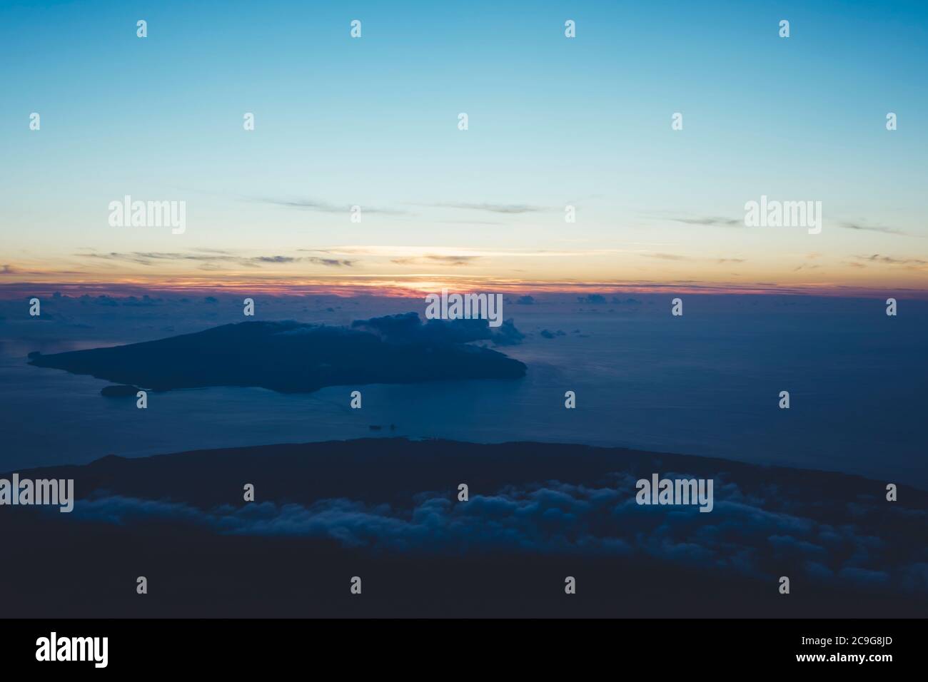 Schöne Aussicht am frühen Morgen, Sonnenaufgang vom Mount Pico, Azoren, Portugal Stockfoto