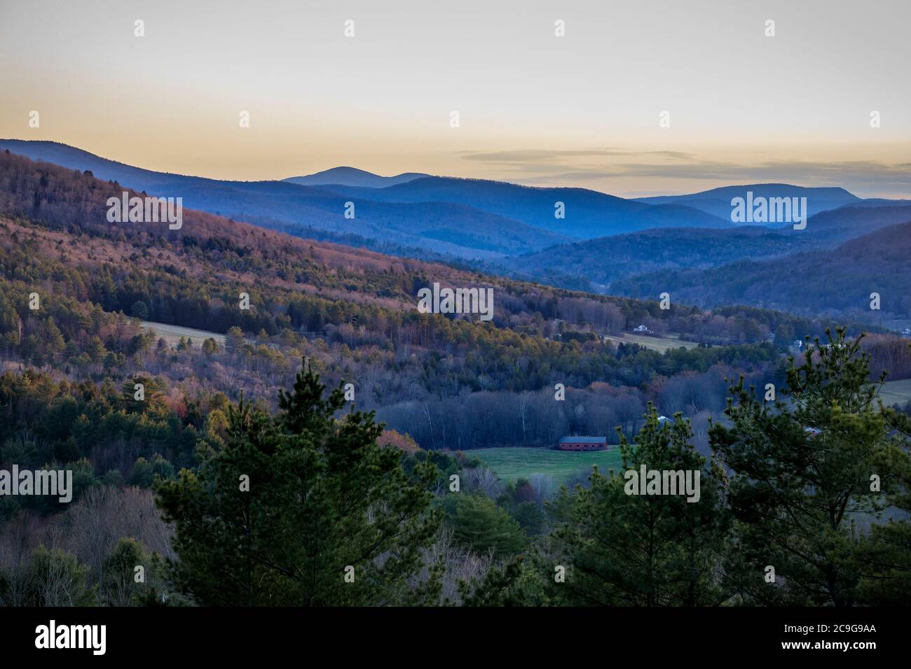 Sonnenuntergang über Farmen in der Nähe von Woodstock in Vermont Green Mountains. Stockfoto