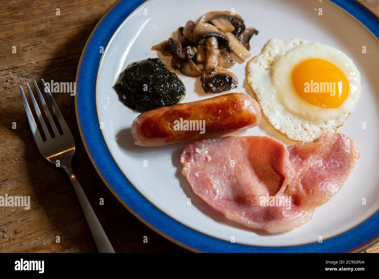 Teller mit vollen Walisisch gebratenen gekochten Frühstück mit Ei, Wurst, Speck, Pilze und Laver Brot Stockfoto