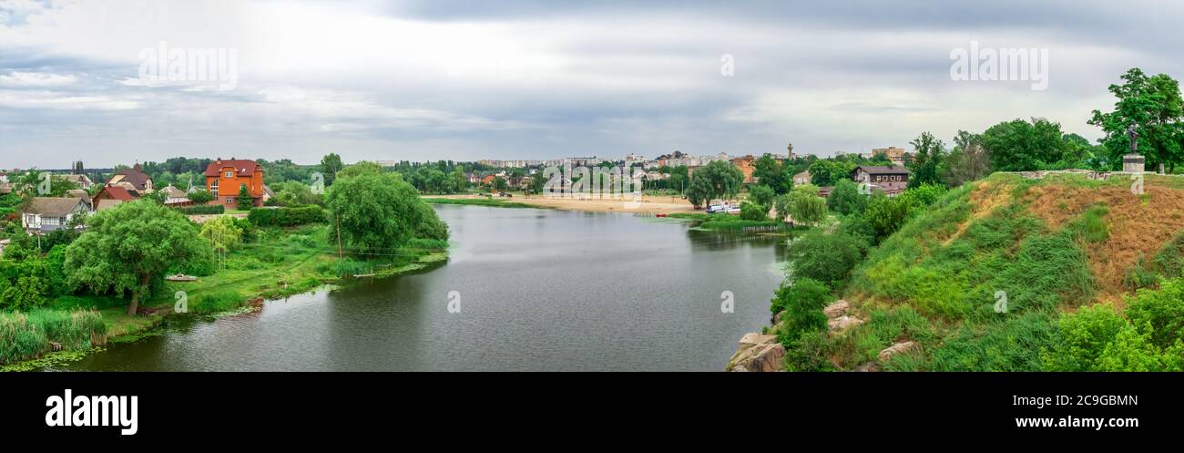 Bila Zerkva, Ukraine 06.20.2020. ROS Fluss in der Stadt Bila Zerkva, Ukraine, an einem bewölkten Sommertag Stockfoto