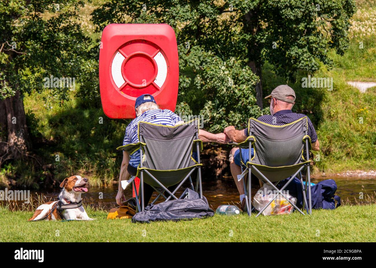 Bolton Abbey, Skipton, Großbritannien. Juli 2020. Menschen, die heute in der heißen Hitze auf dem Gelände der Abtei von Bolton sonnenbaden und herumtoben. Kredit: ernesto rogata/Alamy Live Nachrichten Stockfoto