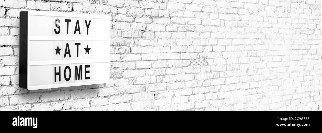 Stay at Home - Briefboardtext - Stay at Home, Selbstisolation, soziale Distanzierung, Hintergrund mit Kopierraum Stockfoto