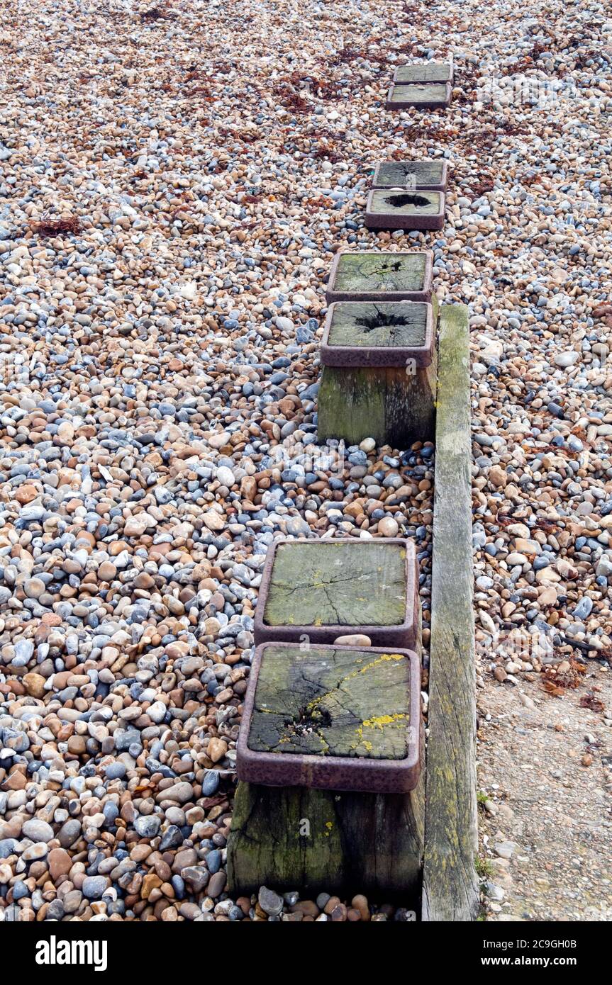 Oben ein leicht verfaulter Strand Leisten, Groynes Stockfoto