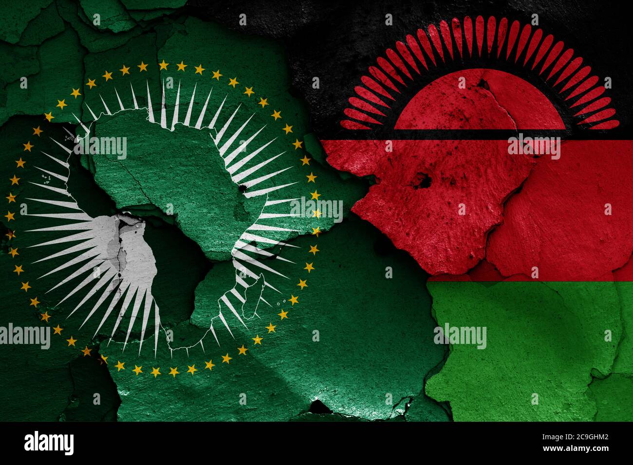 Flaggen der Afrikanischen Union und Malawi auf rissige Wand gemalt Stockfoto
