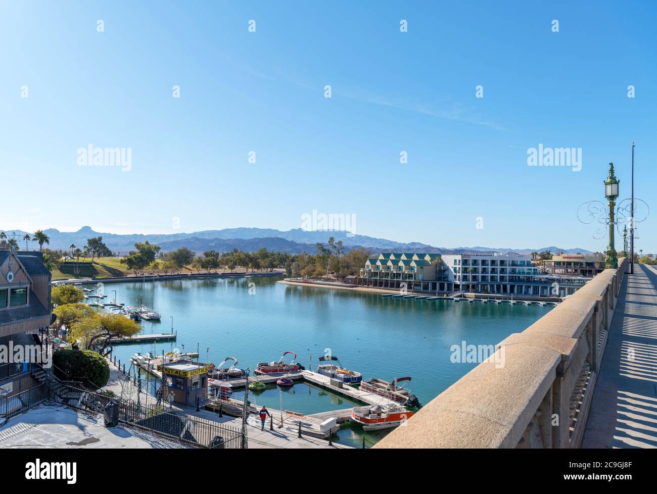 Blick über Lake Havasu City von London Bridge, Lake Havasu, Arizona, USA Stockfoto