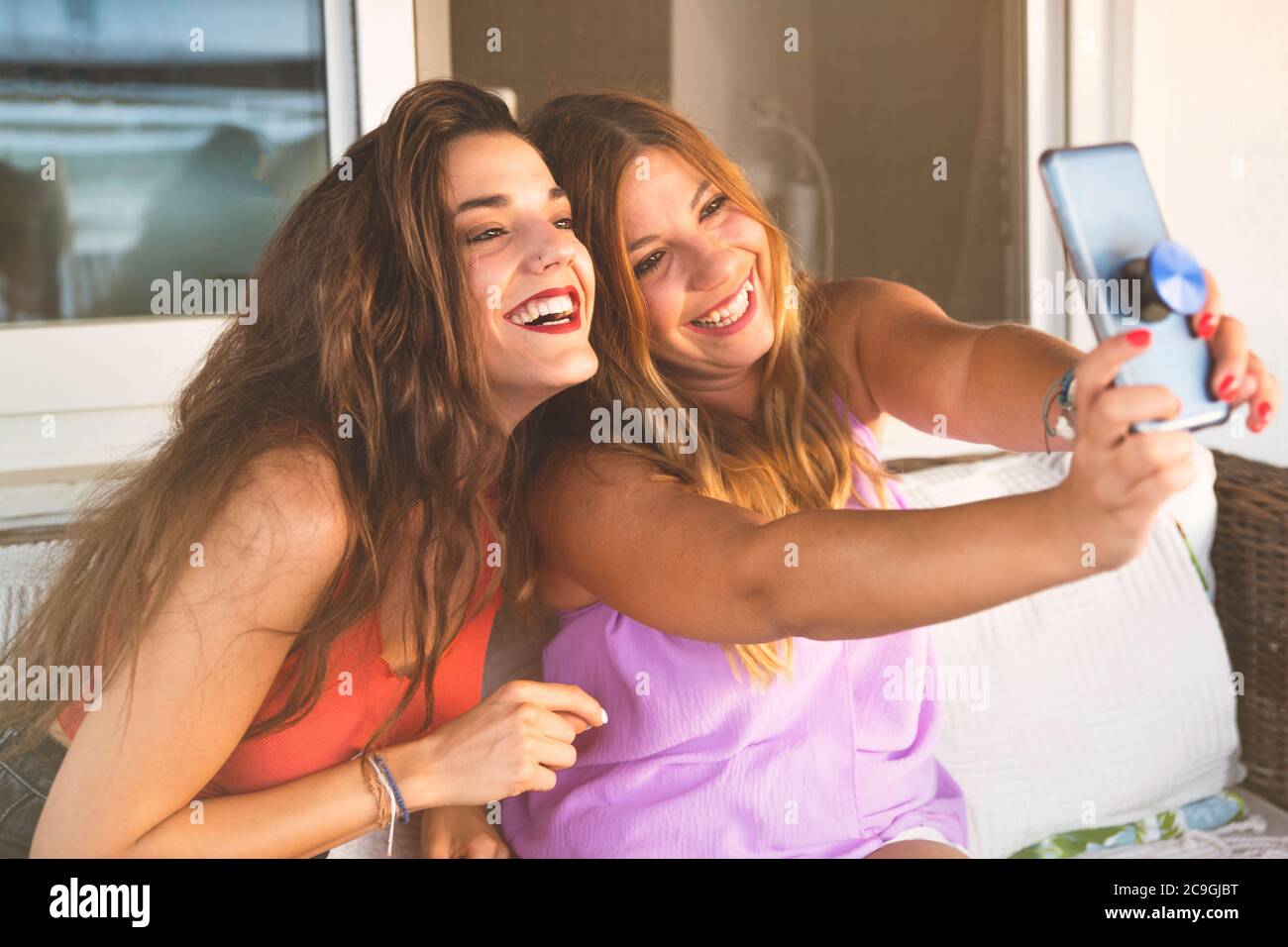 Beste Mädchen Freunde mit Spaß zusammen, wenn sie Selfie von einem Smartphone nehmen. Konzept mit zwei Mädchen Freunde mit Technologie für ihre eigenen nehmen Stockfoto