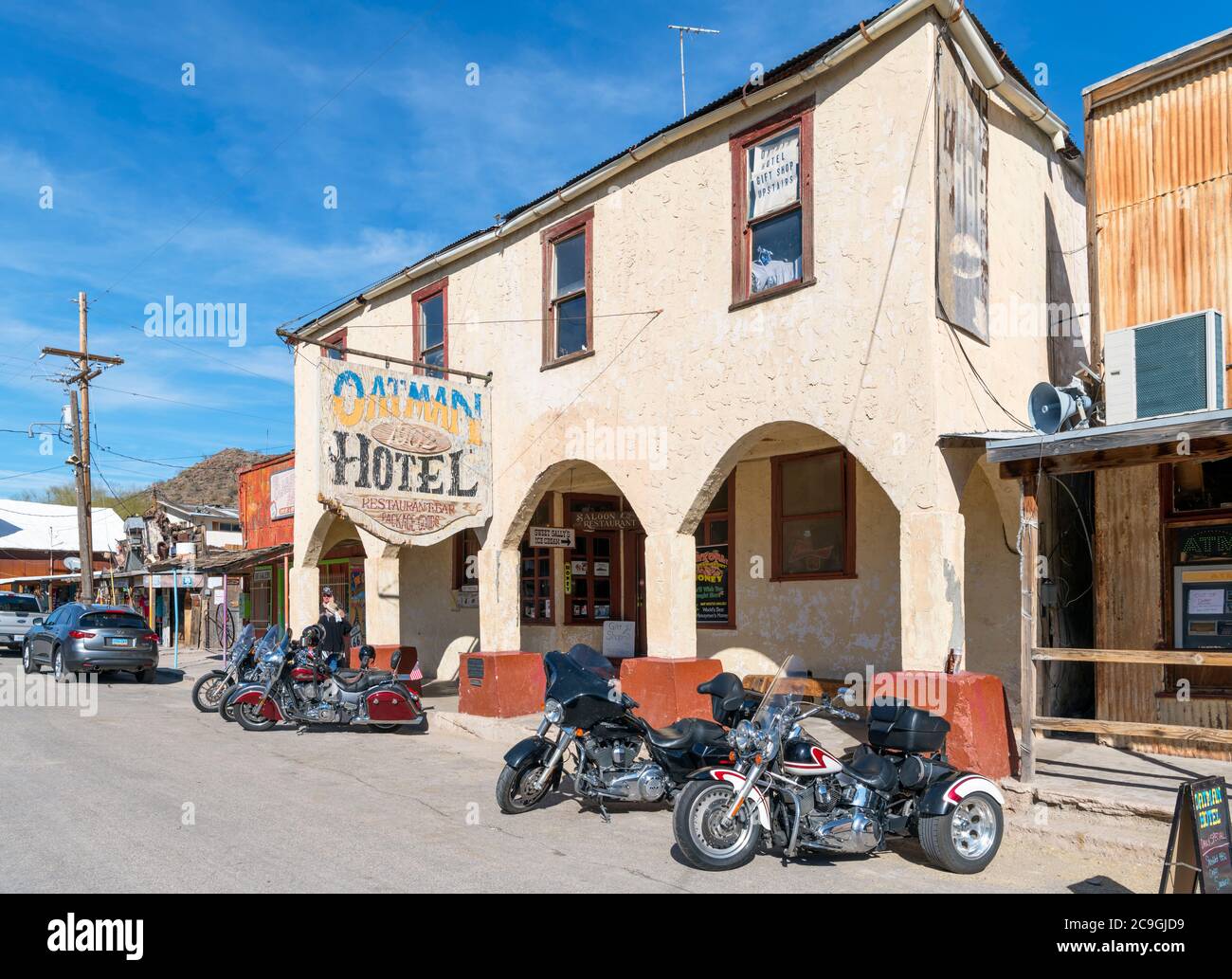Motorräder vor dem Oatman Hotel an der Main Street (Oatman Highway) in der historischen Goldgräberstadt Oatman, Arizona, USA Stockfoto