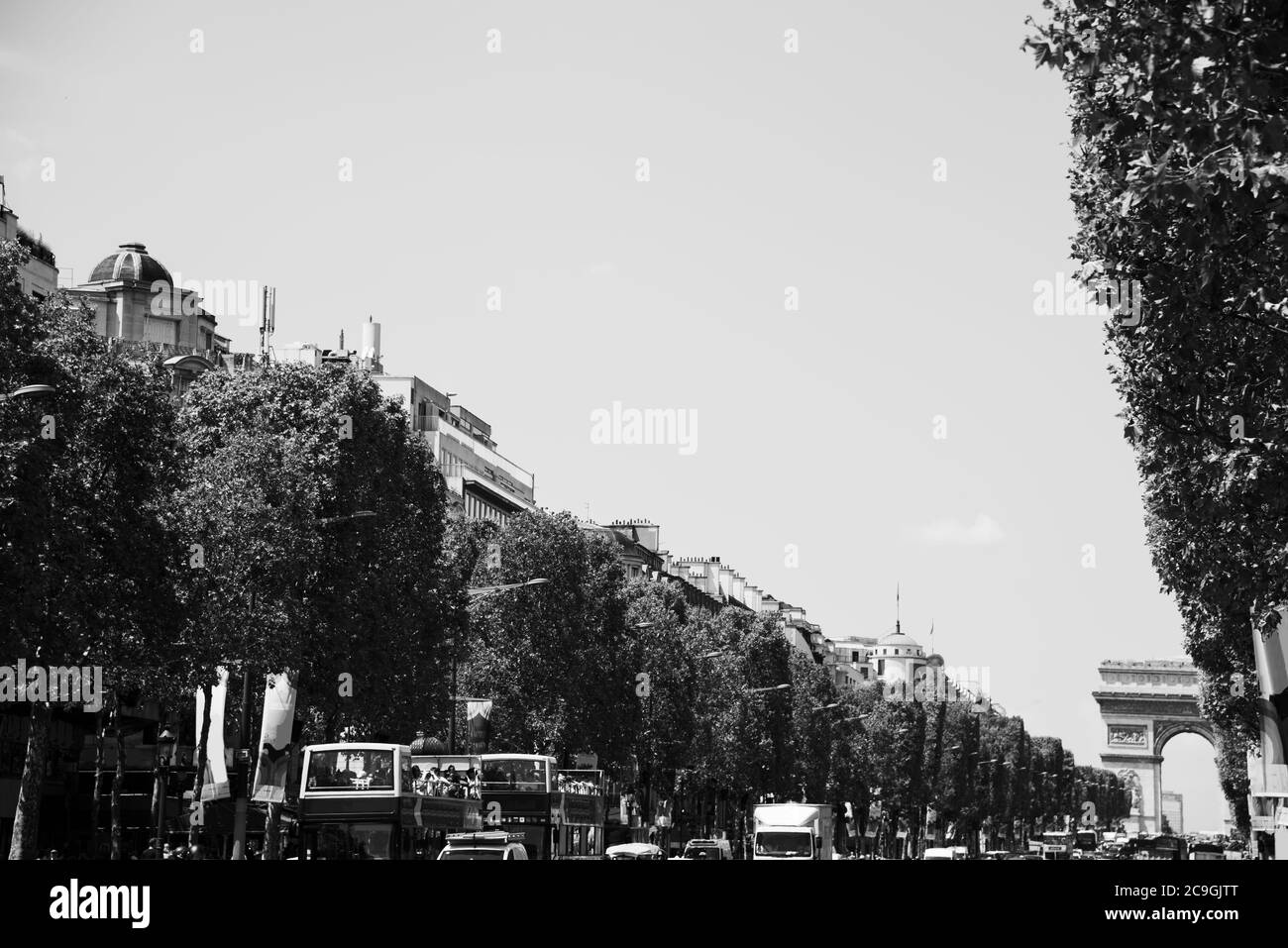 Avenue des Champs Elysees mit Triumphbogen im Hintergrund. Paris, Frankreich Stockfoto