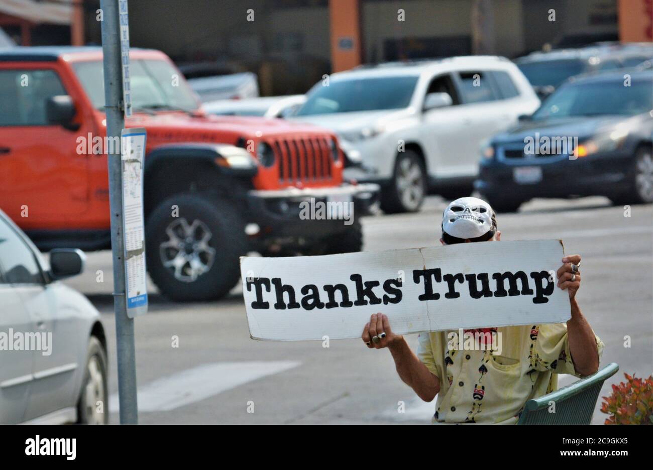 Mann mit Maske und Schild, der Trump in Kalifornien dankt - zynisch Stockfoto