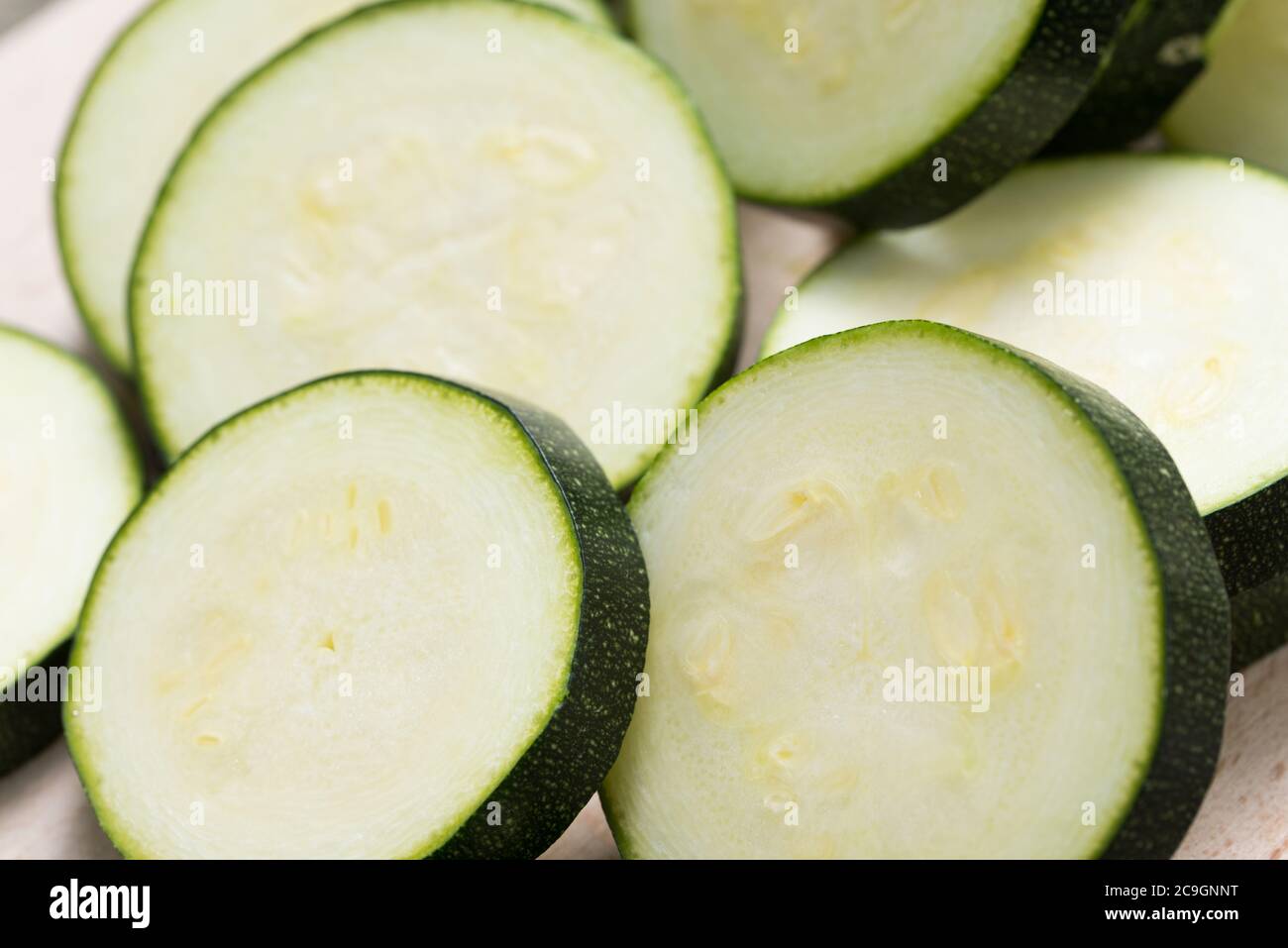 Scheiben von rohen Zucchini auf dem Teller Nahaufnahme Stockfoto