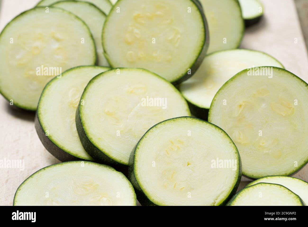 Scheiben von rohen Zucchini auf dem Teller Nahaufnahme Stockfoto