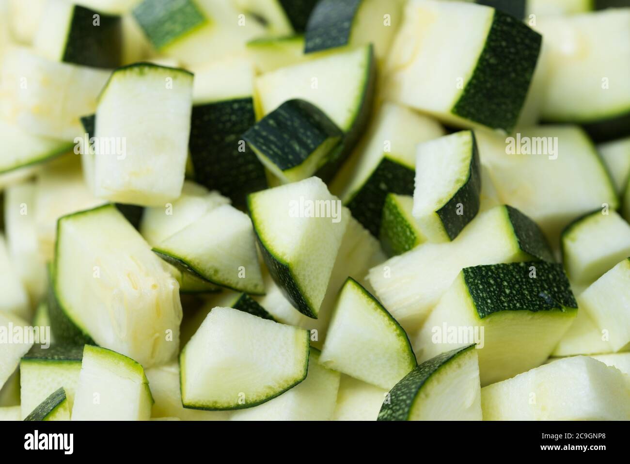 Gehackte rohe Zucchini auf dem Teller Nahaufnahme Stockfoto