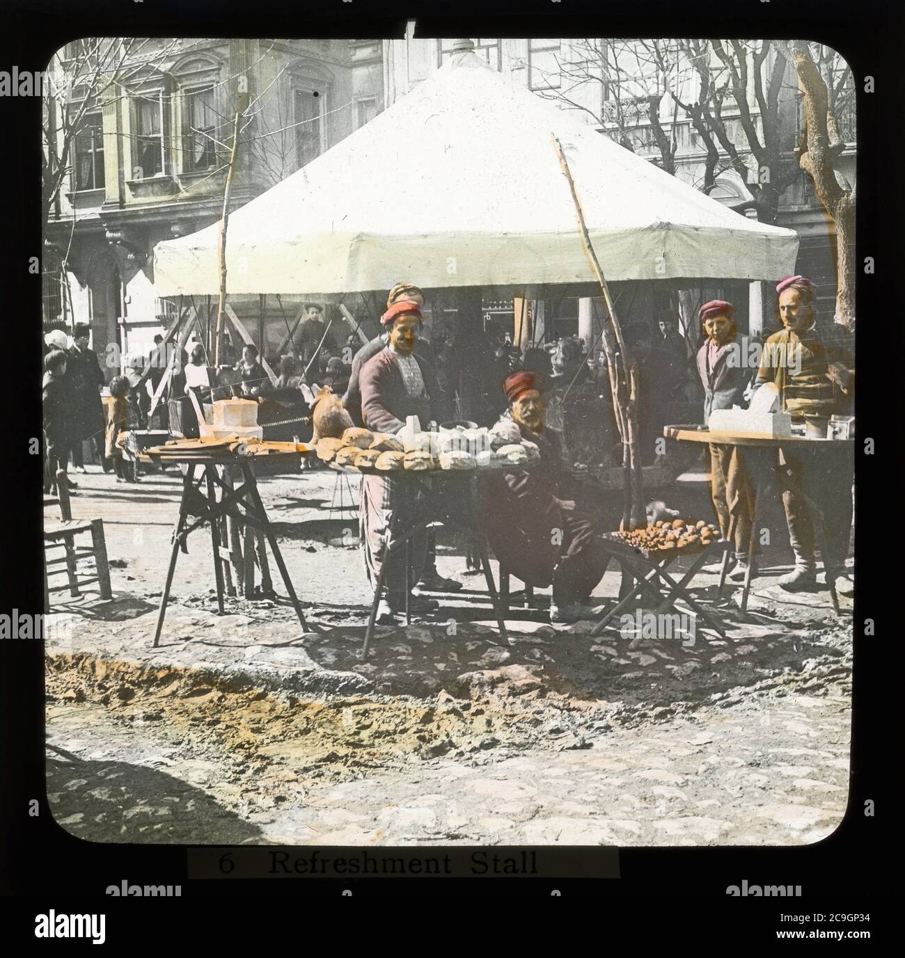 Kaufleute, die ihre Waren auf dem Basar in Izmir / Smyrna, Türkei, anbieten. Handkoloriertes Foto auf trockenem Glasplatte aus der Sammlung Herry W. Schaefer, um 1910. Stockfoto