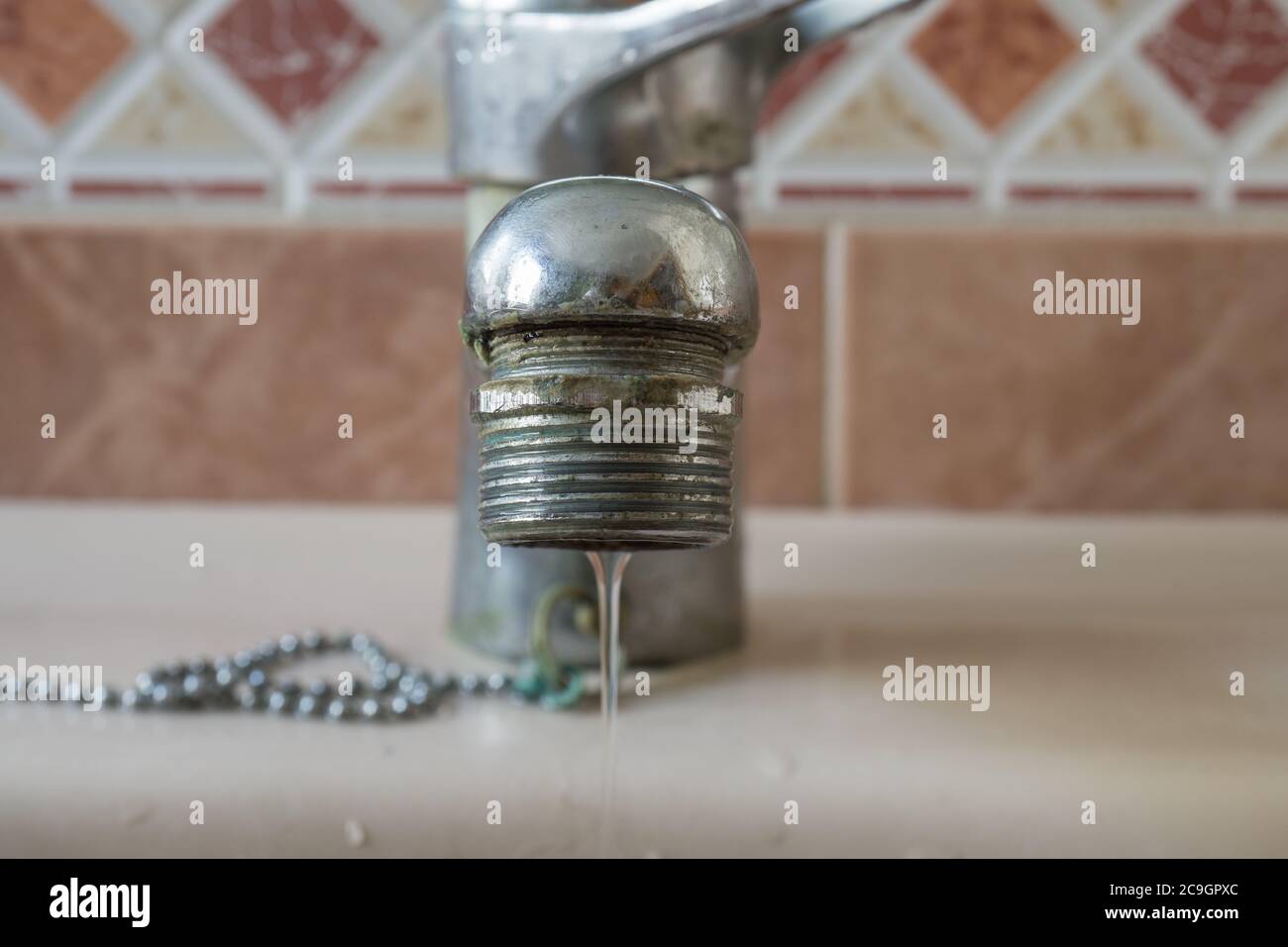Nahaufnahme des Wasserhahns mit Kalkablagerungen verschmutztes, verkalztes Leitungswasser Stockfoto