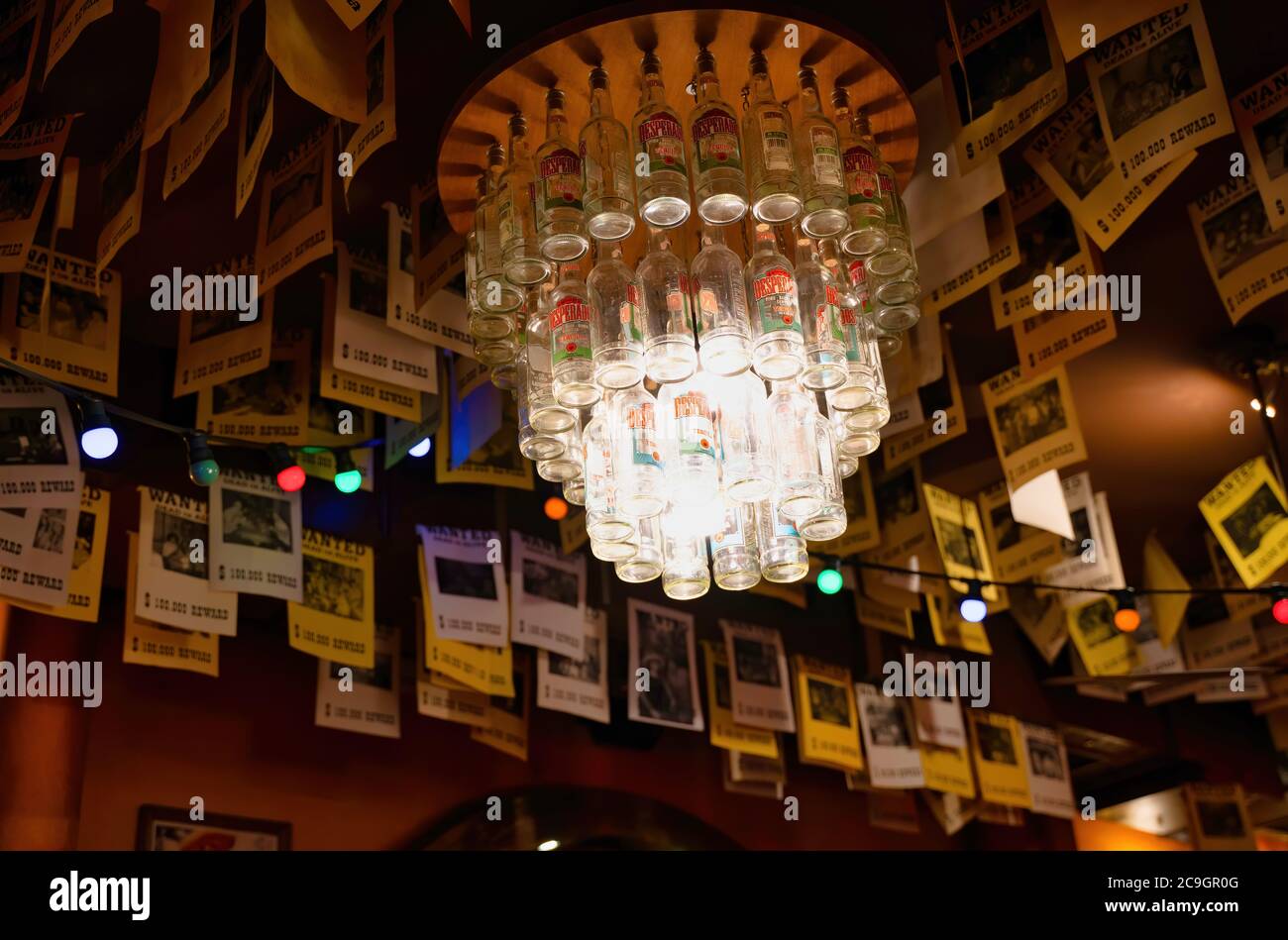 Krakau, Polen - 18. Juli 2020: Eine Hängelampe aus leerer desperado-Bierflasche in einem Restaurant Stockfoto