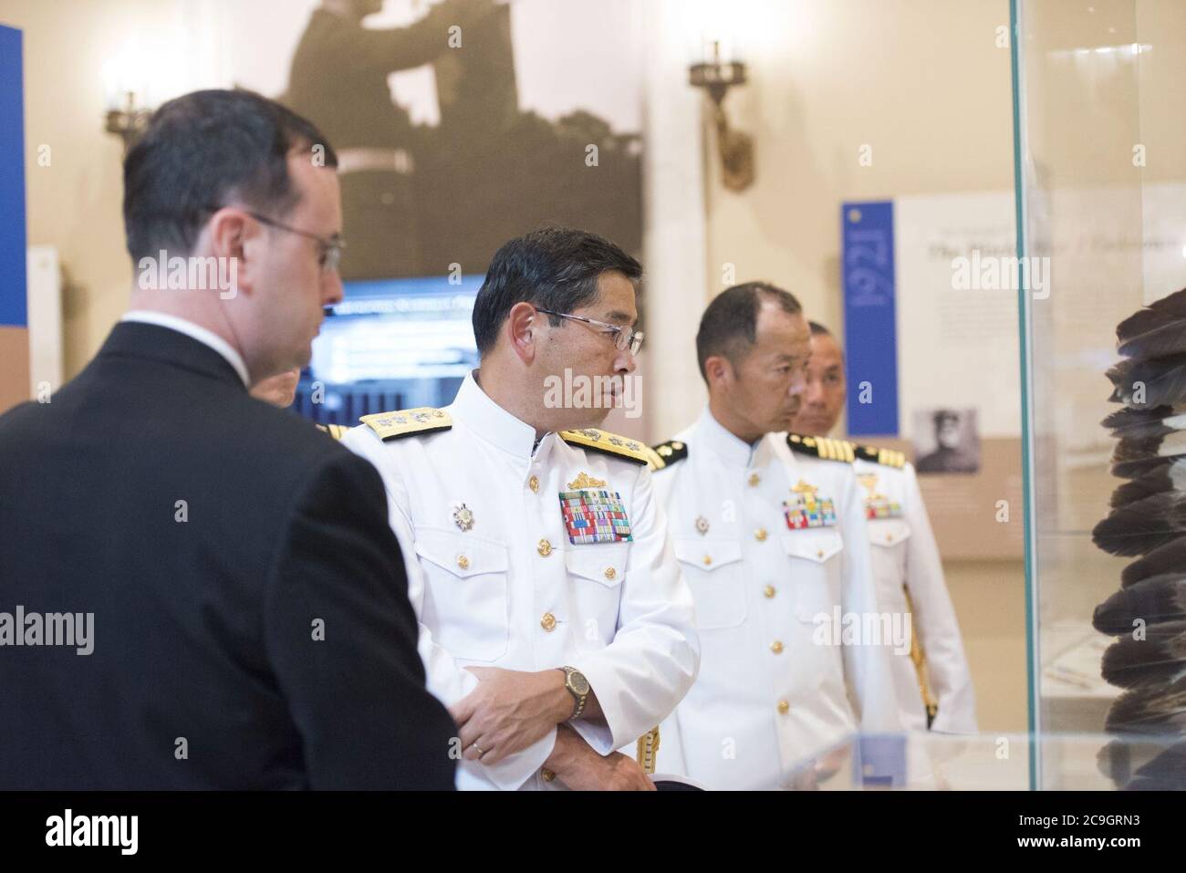 Kommandant der japanischen Trainingsschürze legt einen Kranz am Grab des unbekannten Soldaten in der Arlington National Cemtery (28250794121). Stockfoto