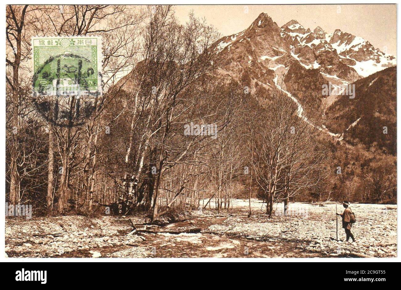 Japan 1934 gestempelte echte Fotopostkarte mit den Bergen von Kamikochi. Stockfoto