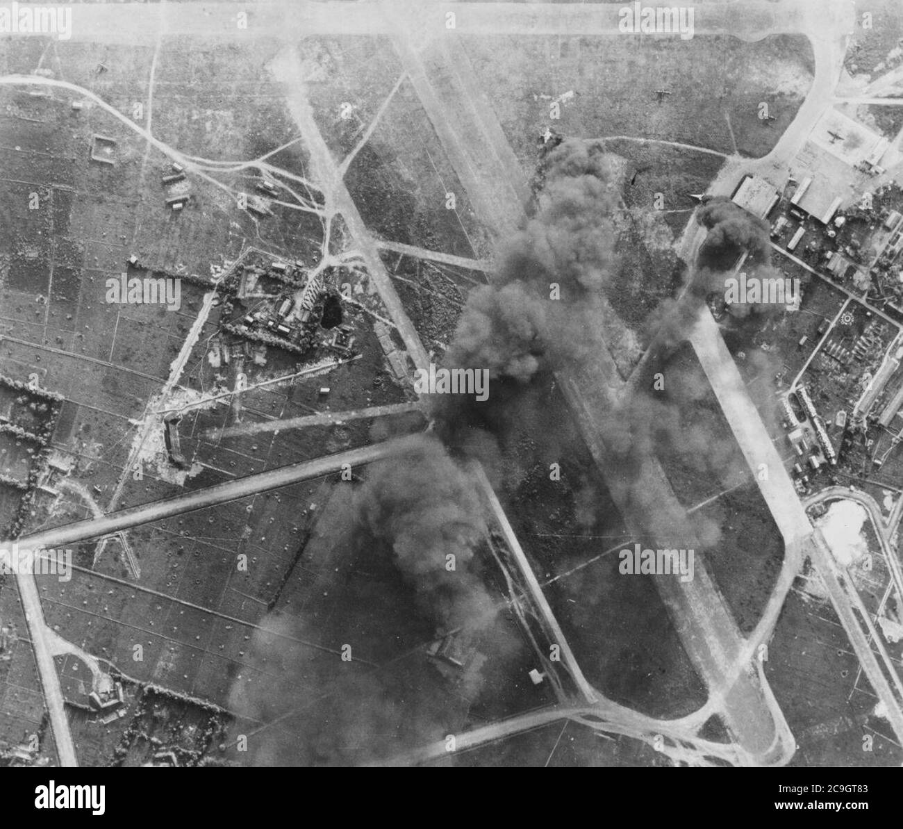 Japanische Flugzeuge und Anlagen brennen auf dem Flugplatz Tan Son Nhut bei Saigon während der Streiks von USS WASP Aircraft, 12. Januar 1945. Stockfoto