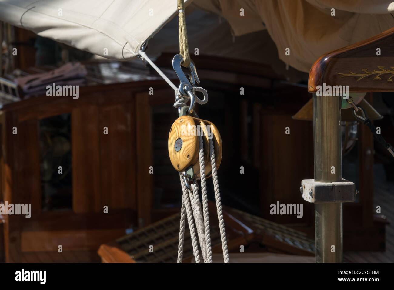 Seilrolle blockiert Marine Vintage auf einem alten Segelboot. Nautische Details auf dunklem Hintergrund Stockfoto
