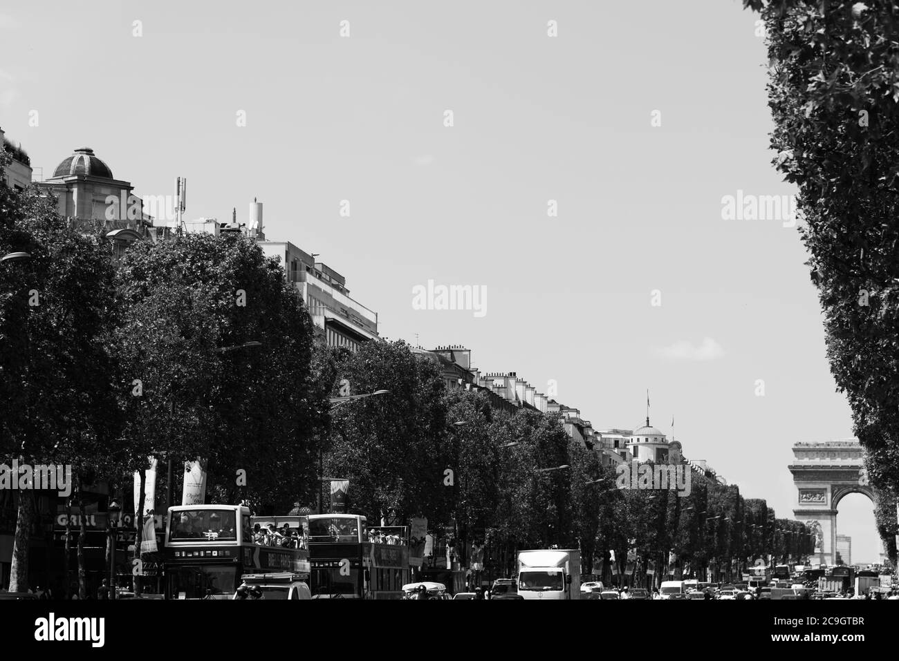 Paris, Frankreich - 06. Juli 2018: Champs Elysees mit triumphbogen im Hintergrund Stockfoto