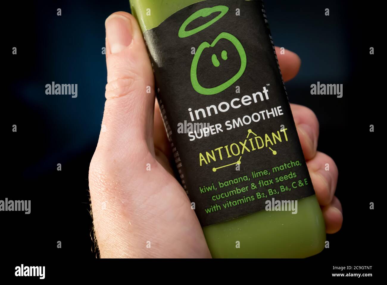 ANTWERPEN, BELGIEN - Nov 11, 2019: Illustrative Editorial: Hand hält grünen unschuldigen antioxidativen Smoothie mit Kiwi, Banane, Limette, Matcha, Gurke an Stockfoto