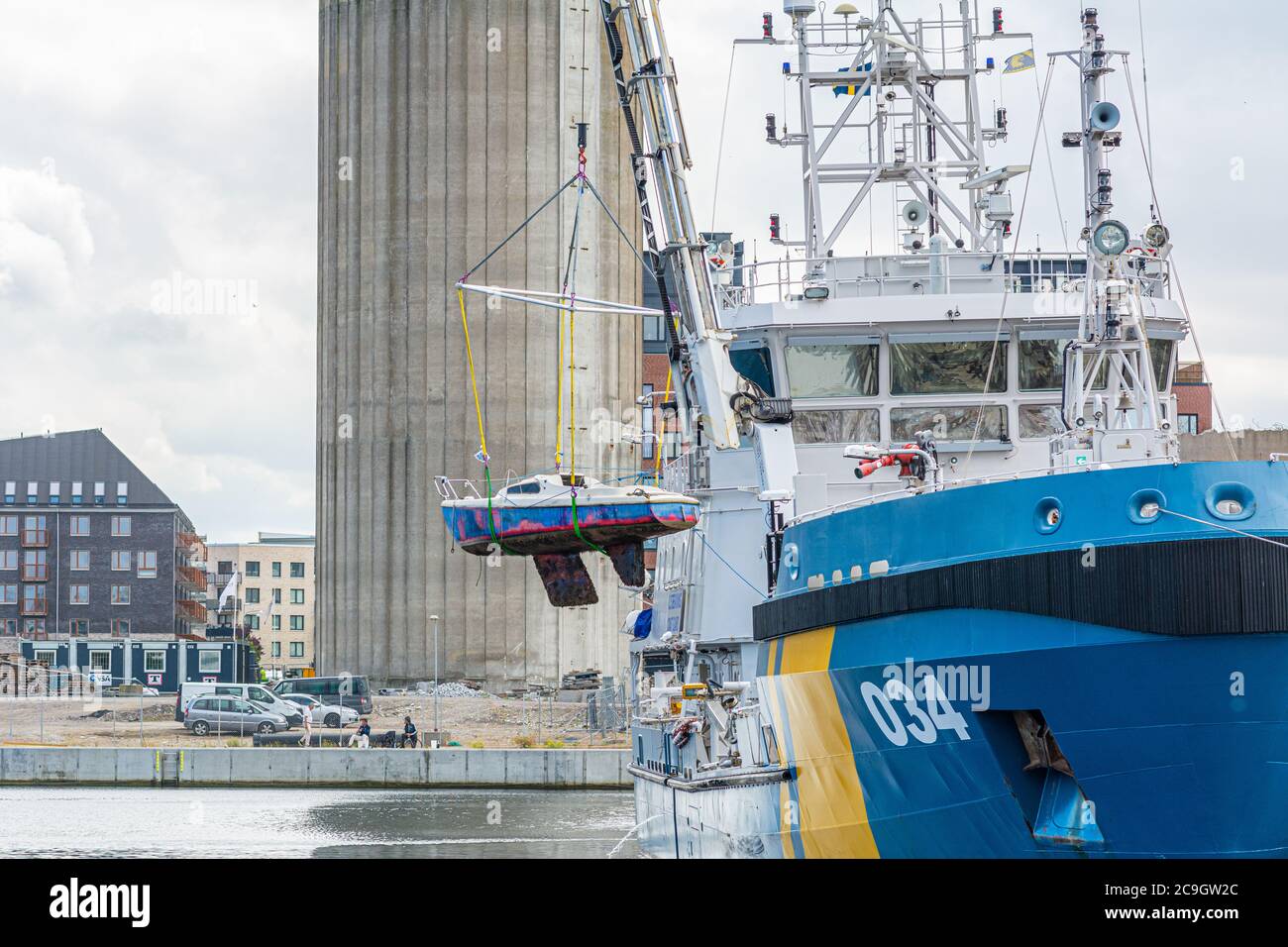 Malmö, Schweden - 28. Juli 2020: Schwedische Küstenwache bringt ein versunkenes Segelboot an Deck Stockfoto