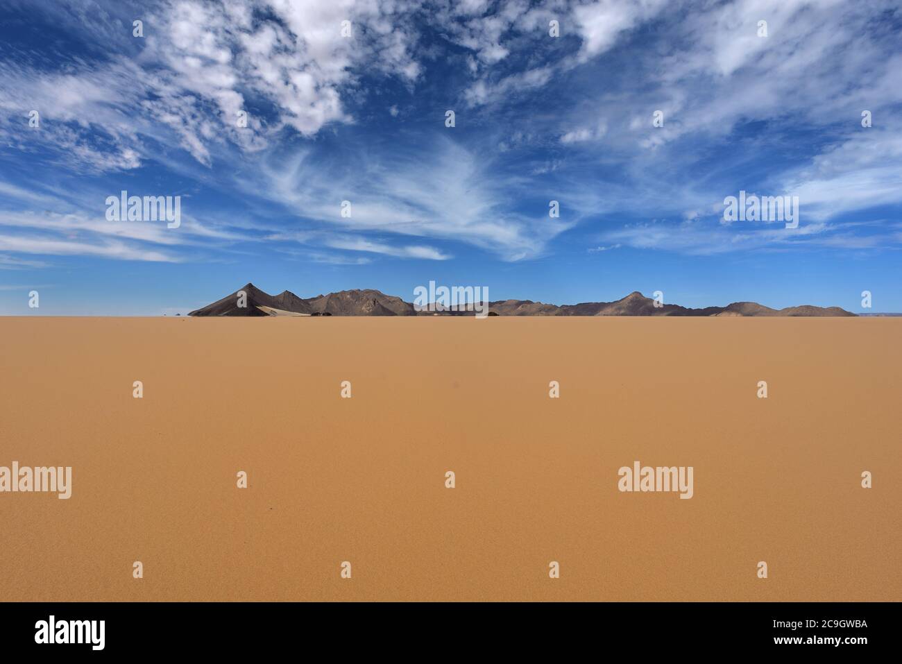 TADRART ROUGE, ALGERIEN. SAHARA-WÜSTE. ZINN MERZOUGA UND MOUL N AGA WÜSTENDÜNEN UND SANDMUSTER. Stockfoto