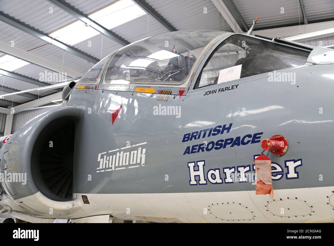 Hawker Harrier T.Mk.52, Flight Shed. Brooklands Museum wird nach der Covid19-Sperre am 1. August 2020 wieder eröffnet. Weybridge, Surrey, England, GT Großbritannien, Großbritannien, Europa Stockfoto