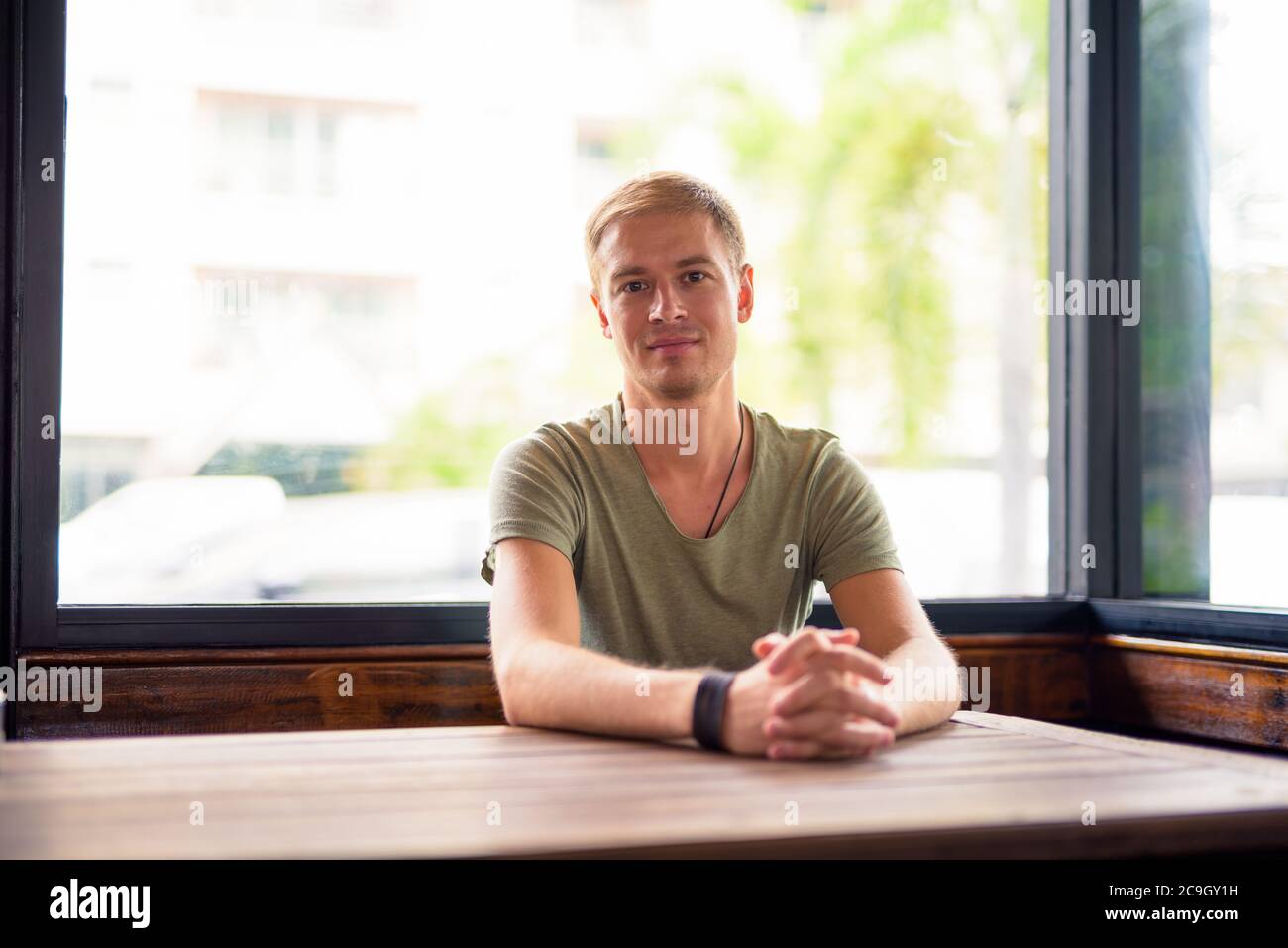 Schöner Mann, der sich im Café entspannt Stockfoto