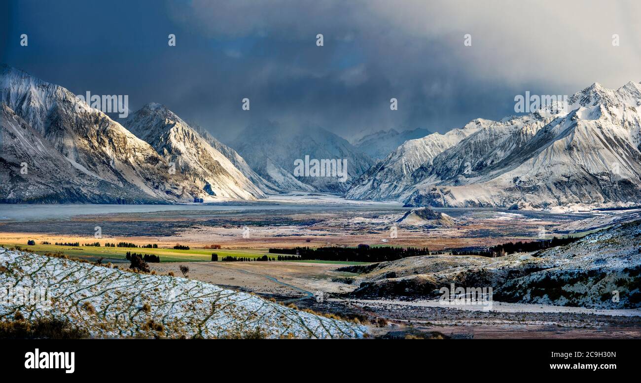 Verschneite Berge im Rangitata River Valley, Ashburton Lakes, Ashburton, Canterbury, Neuseeland Stockfoto