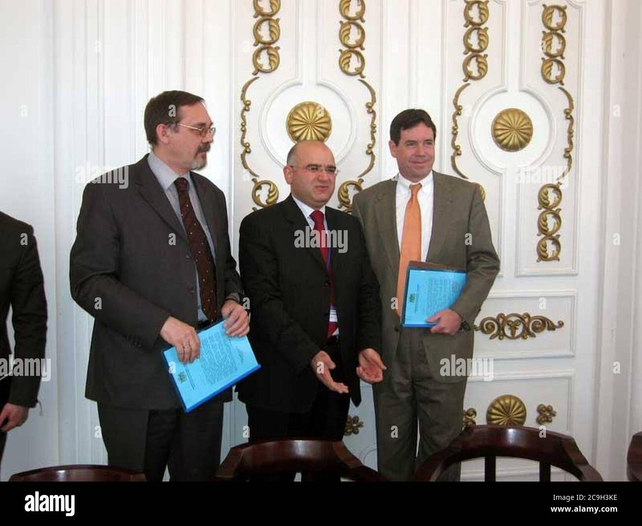 Ivan Wolynkin Alexander Maisuradze und Mark Perry nach der Unterzeichnung des Schreibens der georgischen‥99s Absicht, der Global Initiative zur Bekämpfung von nuklearem Terrorismus beizutreten (April 27 2007). Stockfoto