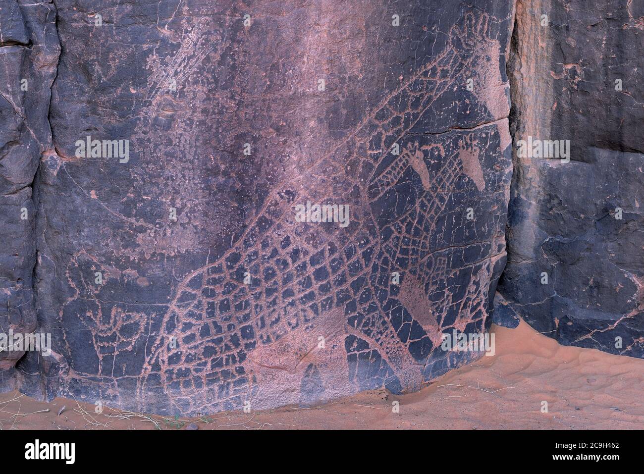 PRÄHISTORISCHE FELSKUNST UND GRAVUREN IN ALGERIEN, Tadrart Rouge und Tassili n’Ajjer in der SAHARA. Stockfoto