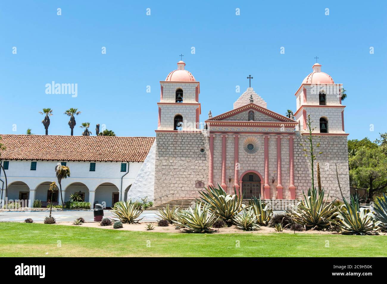 Katholische Kirche, alte spanische Franziskanermission, Haupteingang, zwei Kirchtürme, Mission Santa Barbara, Santa Barbara, Kalifornien, USA Stockfoto