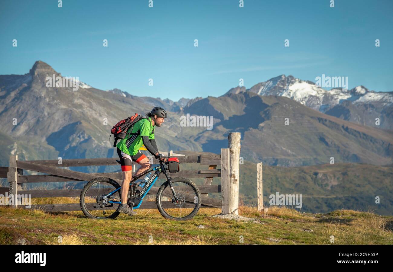 Mountainbiker, Ende 40er Jahre, fährt eMTB auf Singletrail in der herbstlichen Berglandschaft der Stubaier Alpen, Bergeralm Freizeitarena, Bikepark Stockfoto