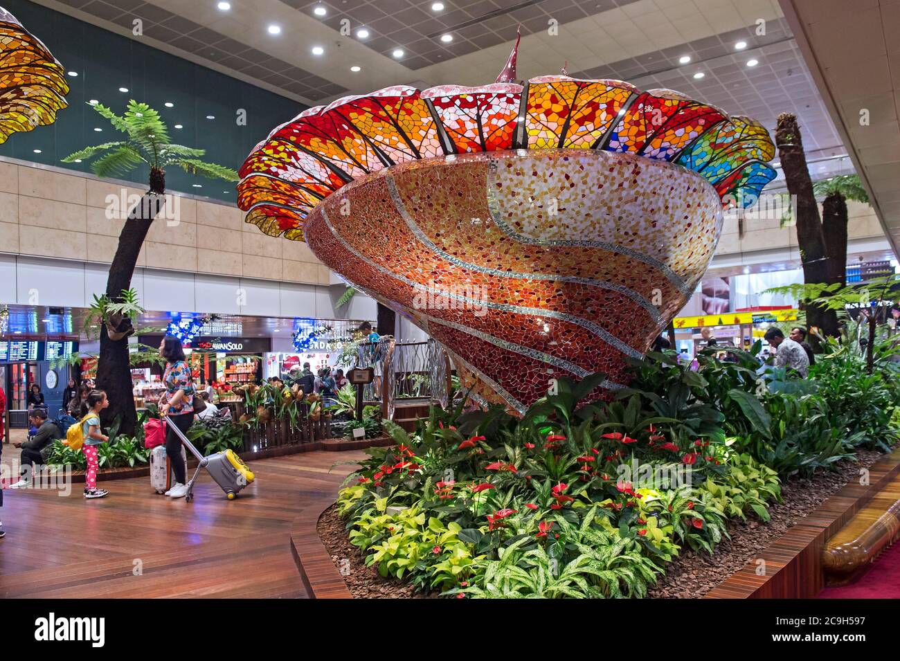 Glas-Becher aus schimmernden und reflektierenden farbigen Glasscherben, Transit-Abflughalle im Terminal 2, Changi Airport Singapur, Singapur Stockfoto