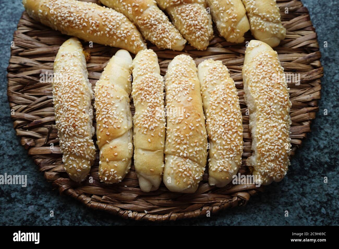 Hausgemachte Brötchen mit Butter und Sesam. Food-Fotografie. Hausgemachtes Essen. Stockfoto