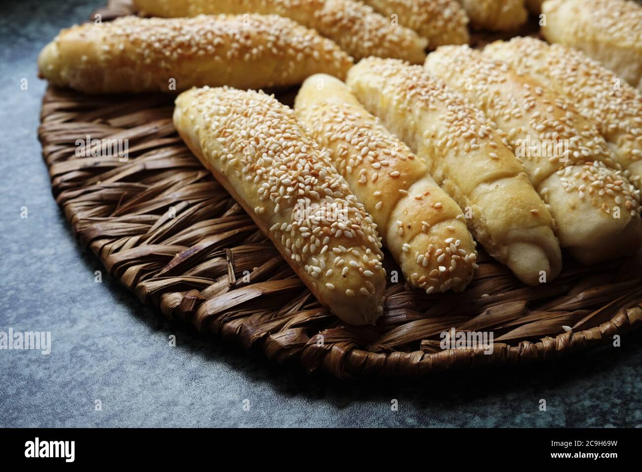 Hausgemachte Brötchen mit Butter und Sesam. Food-Fotografie. Hausgemachtes Essen. Stockfoto