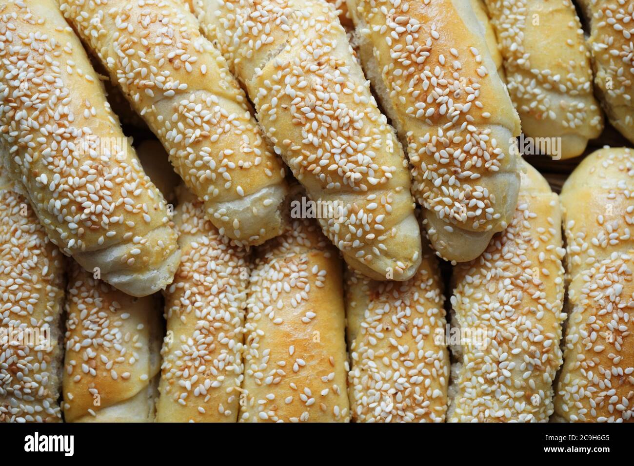 Hausgemachte Brötchen mit Butter und Sesam. Food-Fotografie. Hausgemachtes Essen. Stockfoto