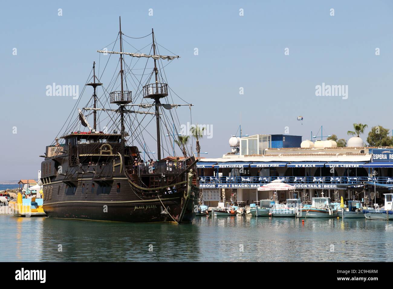 AYIA NAPA, ZYPERN - 07. JULI 2017: Der Hafen des Resorts mit den kleinen Fischerbooten und Holzgaleone Black Pearl für touristische Ausflüge entlang der coas Stockfoto