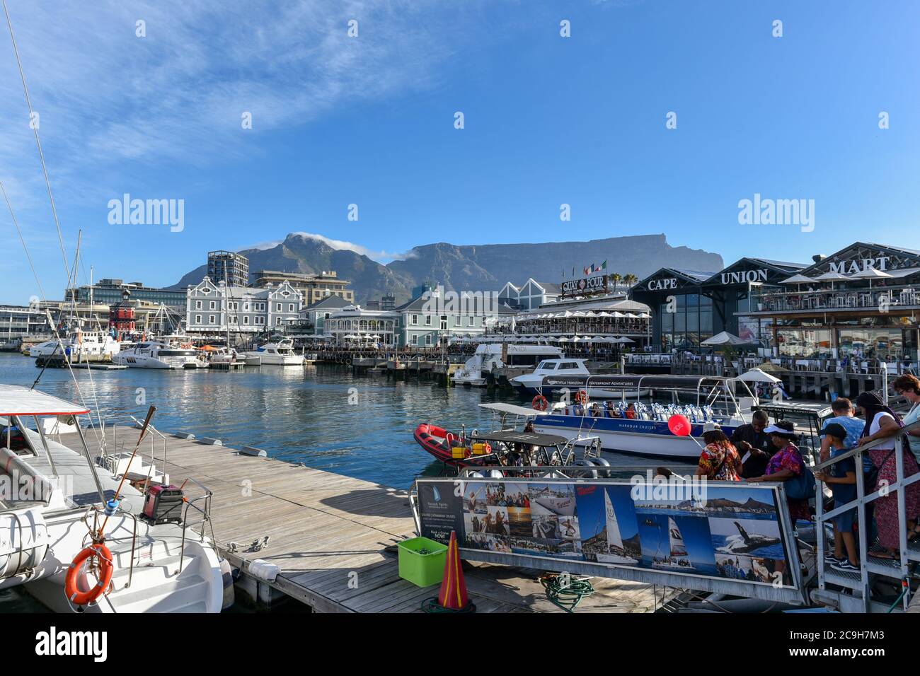 Victoria Alfred Waterfront mit Tafelberg im Hintergrund, Kapstadt, Südafrika Stockfoto