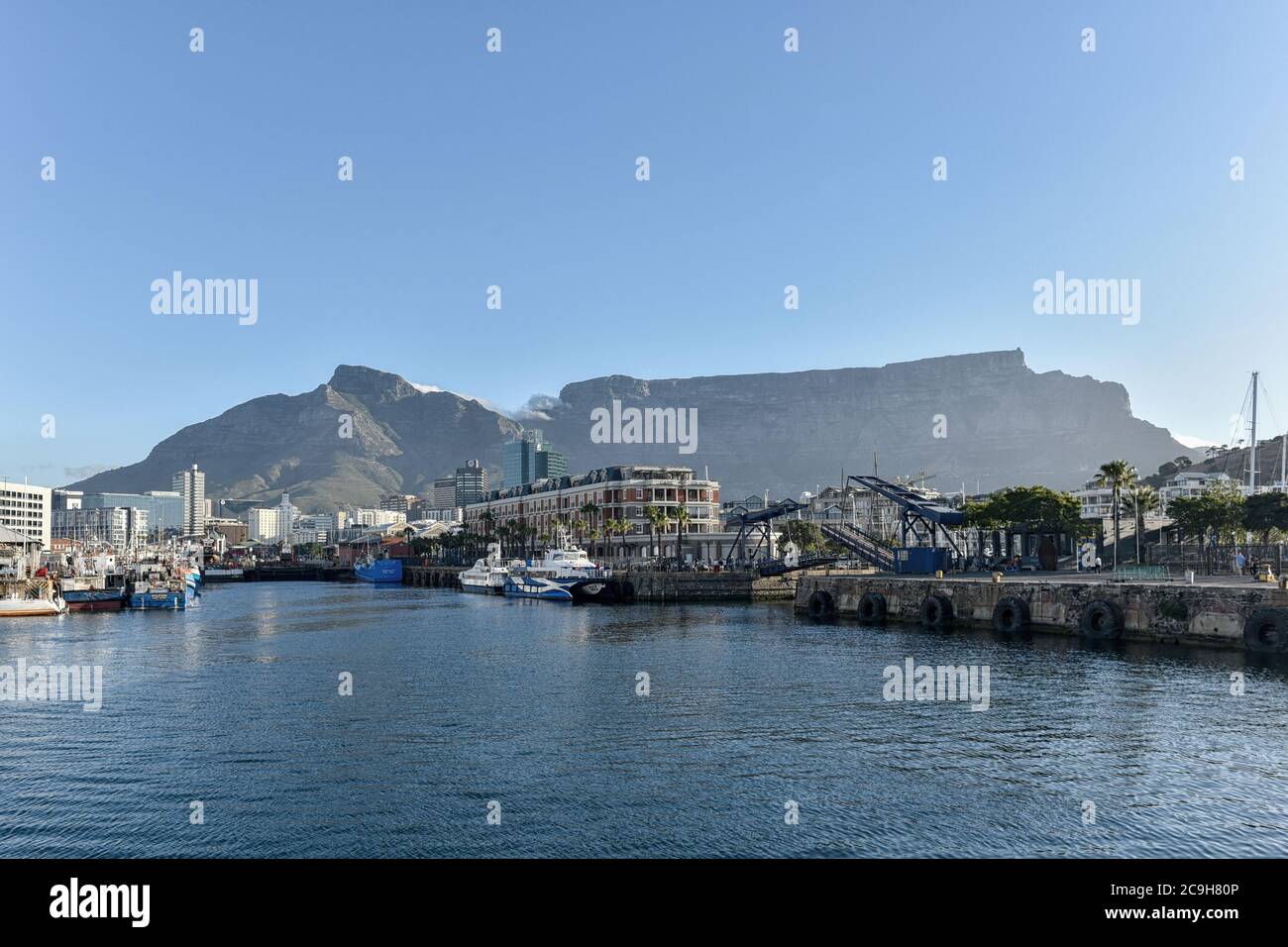 Victoria Alfred Waterfront mit Tafelberg im Hintergrund, Kapstadt, Südafrika Stockfoto