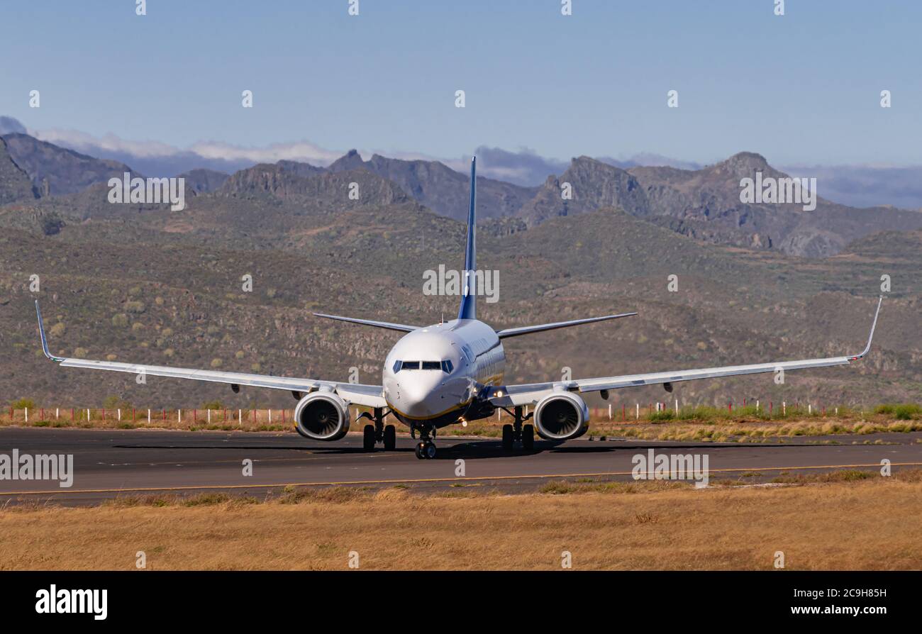 Los Rodeos, Teneriffa/Kanarische Inseln; Juli 24 2020: Ryanair boeing 737-8AS, startbereit, am Flughafen La Laguna Stockfoto