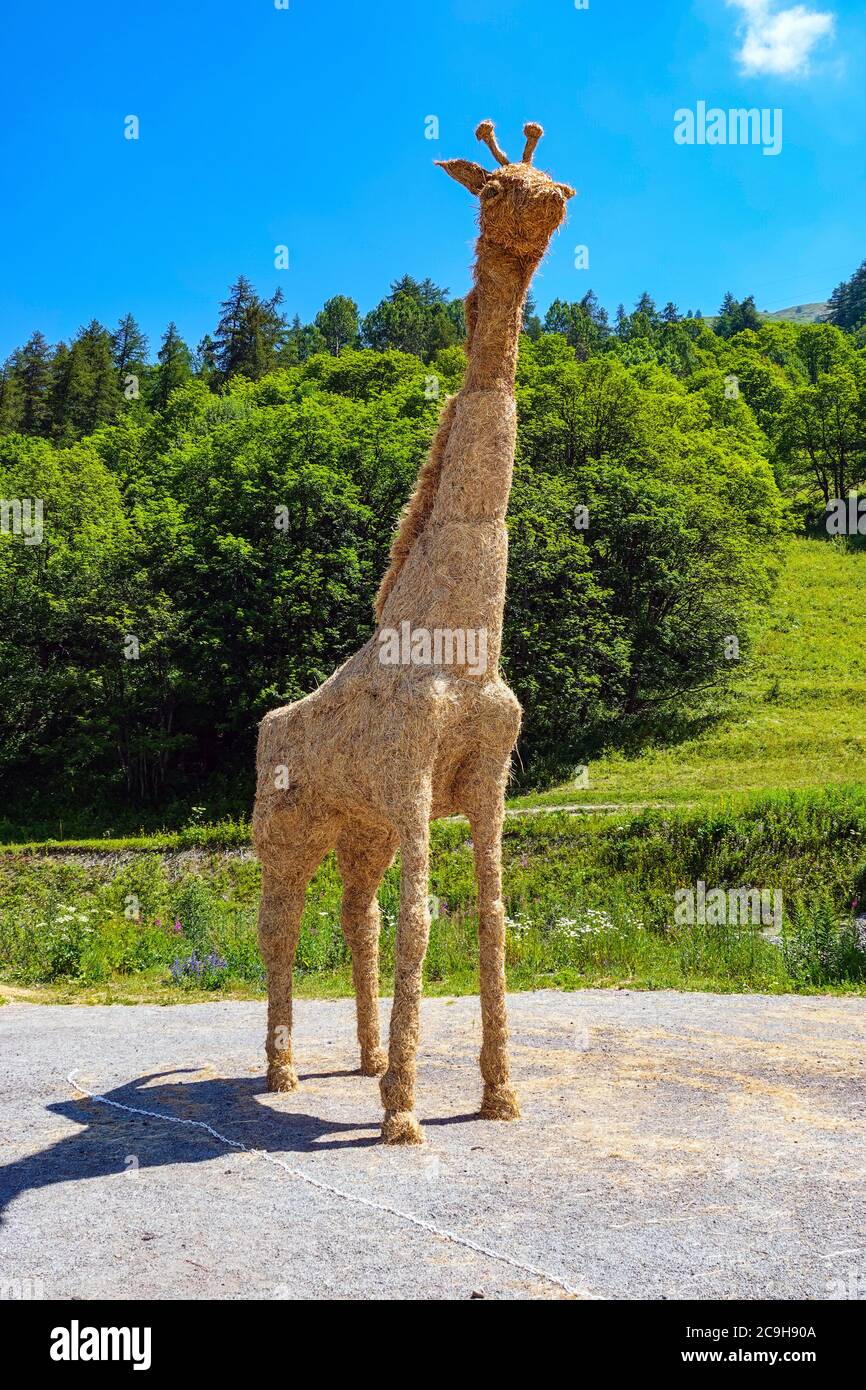 Lebensgroße Giraffe Stroh Skulptur Display, Valloire, Maurienne, Frankreich Stockfoto