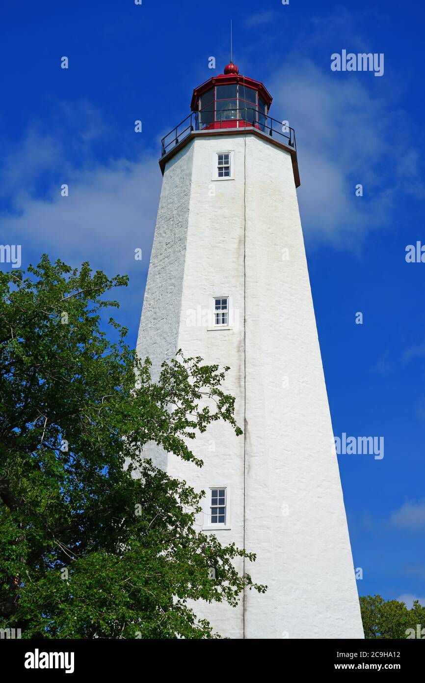 SANDY HOOK, NK –16 JUL 2020- Blick auf den historischen Sandy Hook Leuchtturm auf dem Gelände von Fort Hancock, Gateway National Recreation Area in Ne Stockfoto