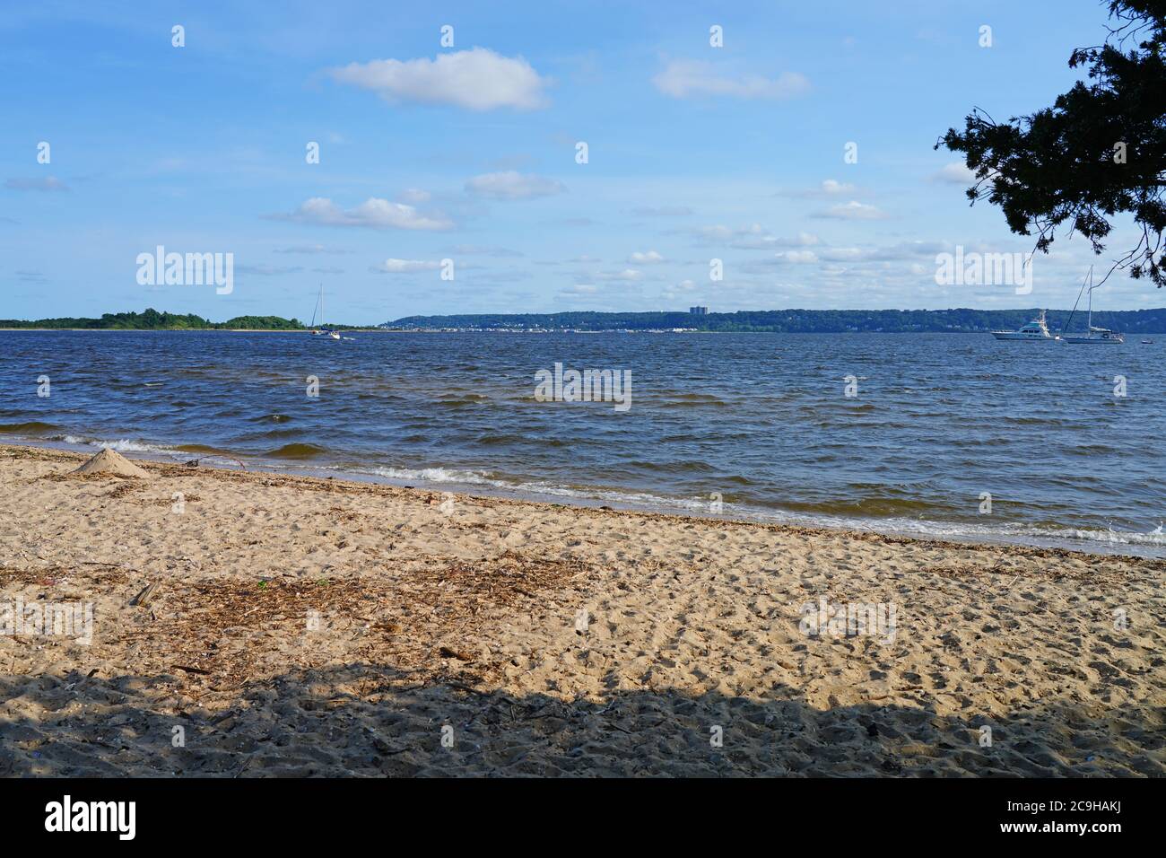 SANDY HOOK, NK –16 JUL 2020- Landschaftsansicht des Strandes an der Sandy Hook Bay im Gateway National Recreation Area, Sandy Hook, New Jersey, United Stockfoto