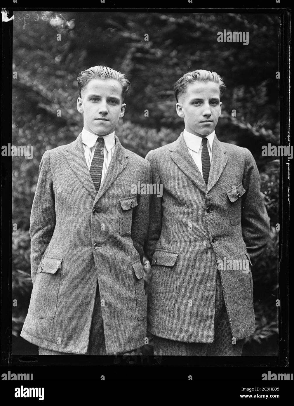 J. Walter lang (links) und Francis lang, 17 Jahre alte Zwillinge aus Manchester, Ohio, die auf der Fahrt von Cincinnati nach Point Pleasant, Ohio, knapp dem Tod auf dem Dampfer Island Queen entflohen sind Stockfoto
