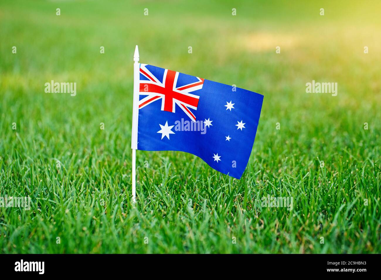 Australische Flagge auf grünem Gras. Australien Tag nationalen Feiertagsfeier. Natur Hintergrund im Freien. Stockfoto