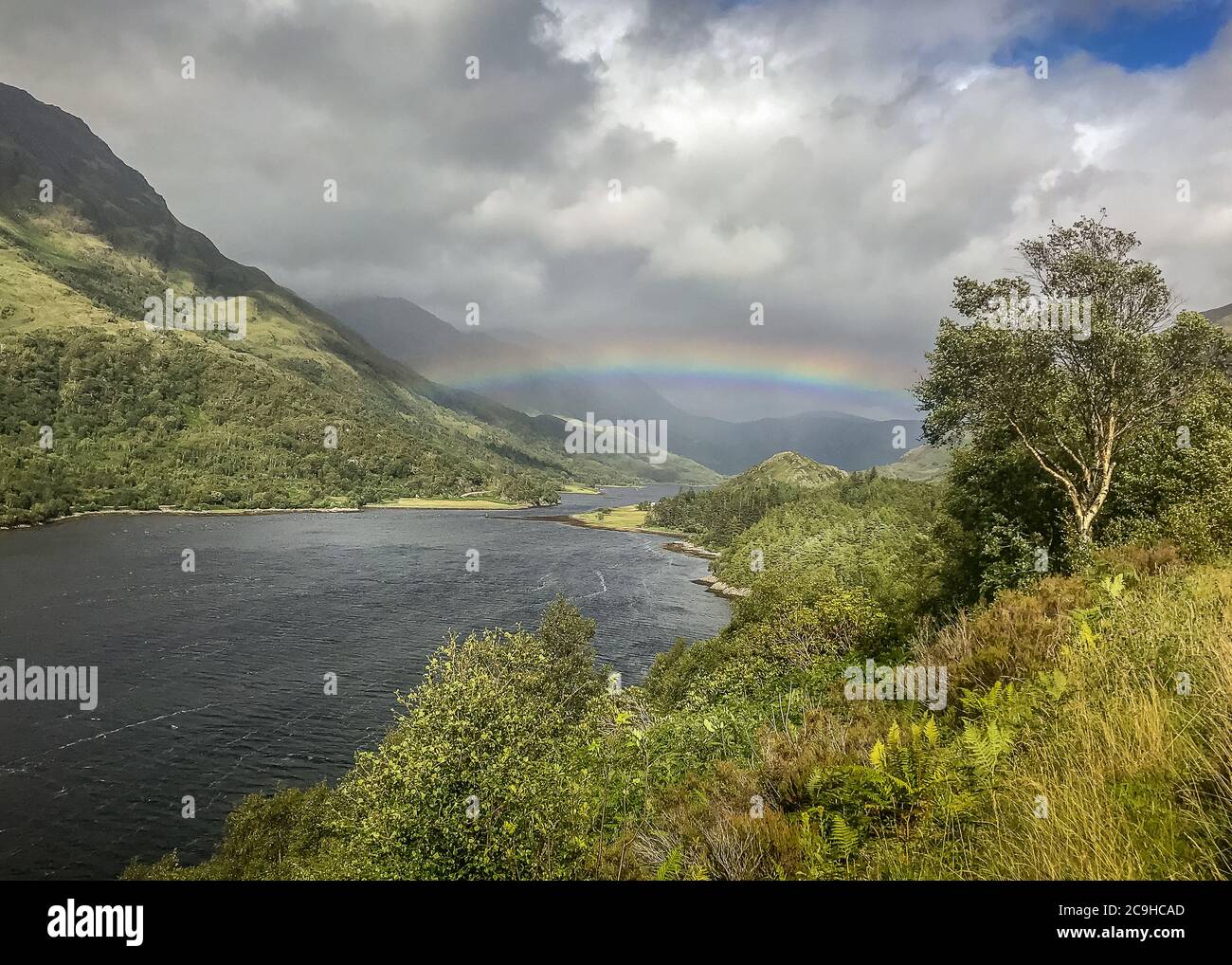 Regenbogen über Loch Leven in den schottischen Highlands Stockfoto